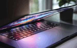 Uomo d’ufficio frustrato davanti a un computer lento in un ambiente lavorativo