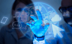 Postazione di lavoro con cuffie e computer per centralino VoIP in azienda