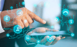 Grafico o illustrazione della migrazione al cloud per aziende, con simboli di dati, server e connessione remota.
