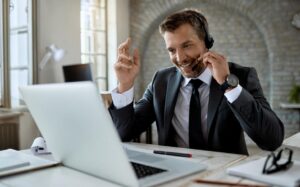 Team aziendale che utilizza la telefonia IP per comunicare.