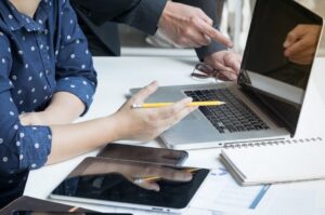 vantaggi del noleggio informatico: flessibilità finanziaria, tecnologia aggiornata, sicurezza e gestione semplificata.