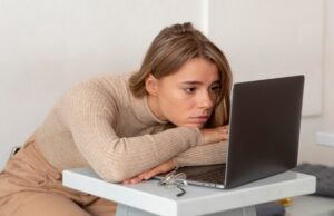 Computer lento che mostra i segnali di un sistema informatico obsoleto.