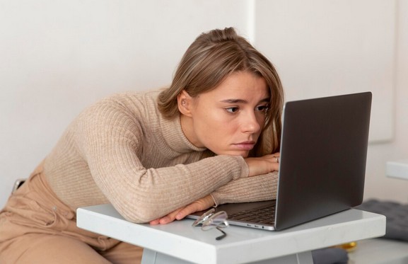 Computer lento che mostra i segnali di un sistema informatico obsoleto.