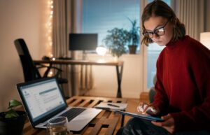 Persona che lavora da casa in smart working con dispositivi protetti e connessioni sicure.