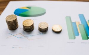 Immagine che simboleggia la riduzione dei costi IT senza perdere qualità nei servizi informatici aziendali.