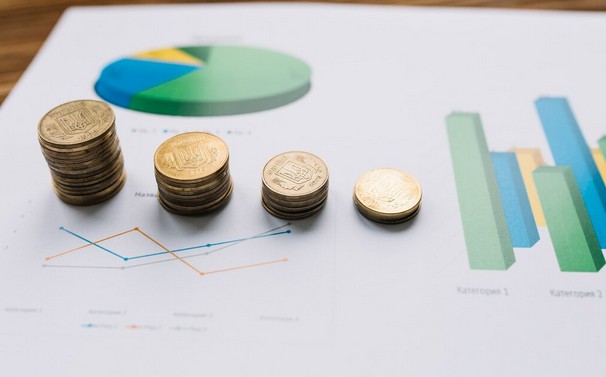 Immagine che simboleggia la riduzione dei costi IT senza perdere qualità nei servizi informatici aziendali.