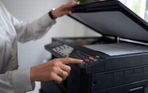 Stampante multifunzione utilizzata in un ufficio di piccola impresa per stampare e scansionare documenti